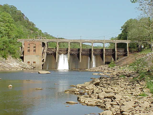 Lriver_dam1.jpg (46451 bytes)